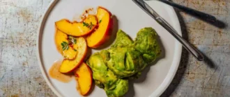 Recette de cuisses de poulet marinées au yaourt et à la menthe avec des nectarines marinées