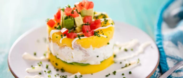 Causa (Perujski hladno pire krompir Casserole s tuno ali piščancem) Recept