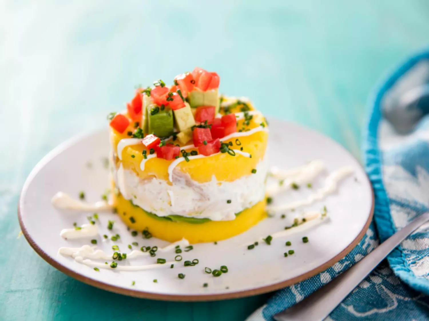 Causa (Перуански студена картофено пюре Casserole с риба тон или пиле) Рецепта