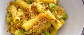 Pasta chi Vruoccoli Arriminati (Sicilijanske testenine s cvetačo in opečenimi drobtinami) Recept