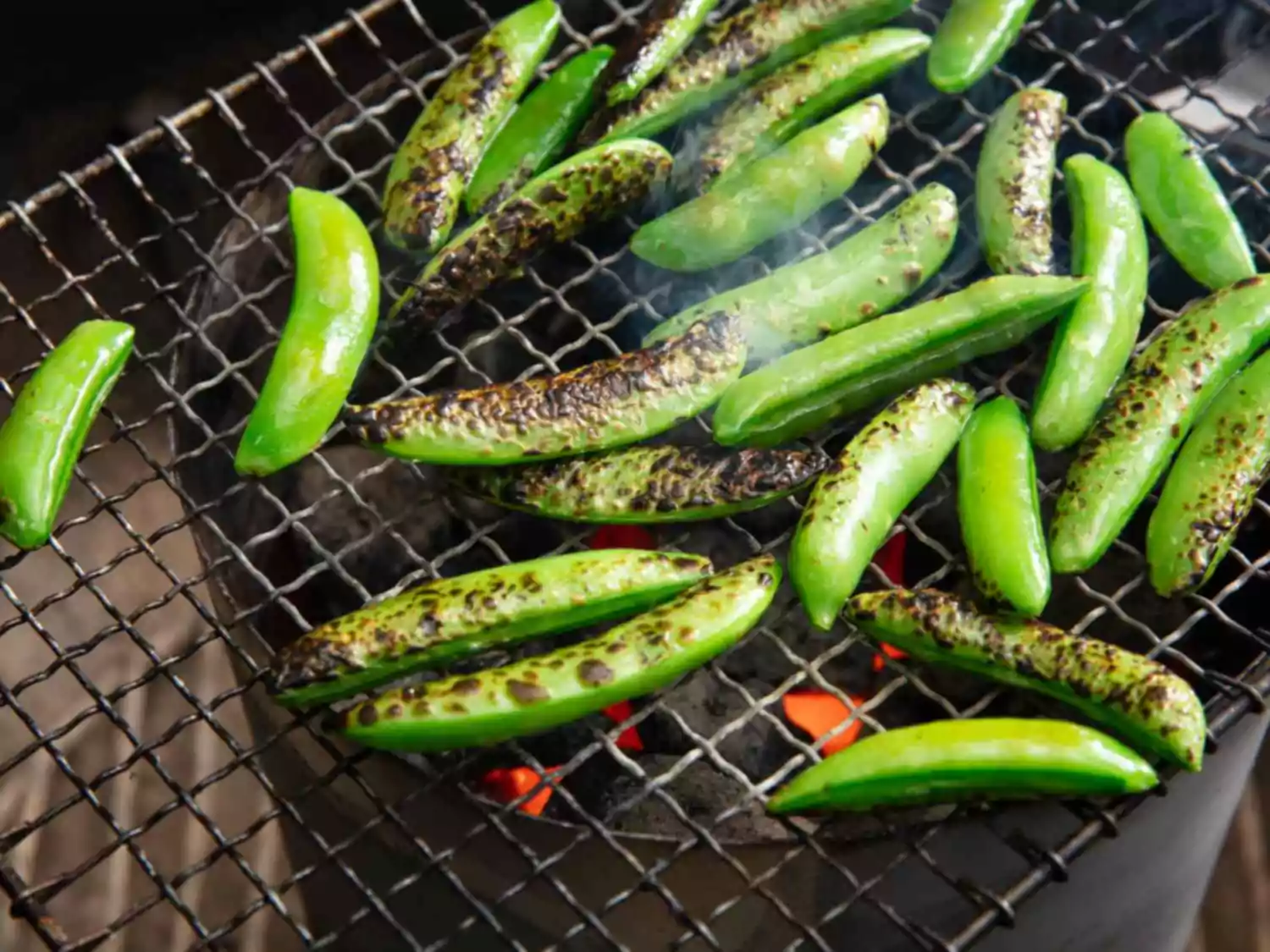 Voor betere gegrilde groenten, gebruik uw schoorsteen starter